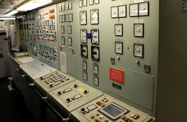 Maschinenkontrollraum, Bedienpult für die Hilfssysteme