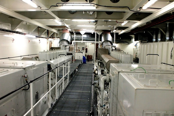 Abbildung 6: Blick auf die Zylinderstation von zwei der vier Dieselgeneratoren (Foto Dr. Hochhaus).