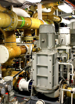 Abbildung 8: Seewasserpumpen und GFK-Rohre des druck- und saugseitigen Seewassersystems (Foto Dr. Hochhaus).