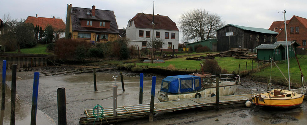 Ende 2015, Blick von der Brücke auf die Werft mit Slip und Slipwagen