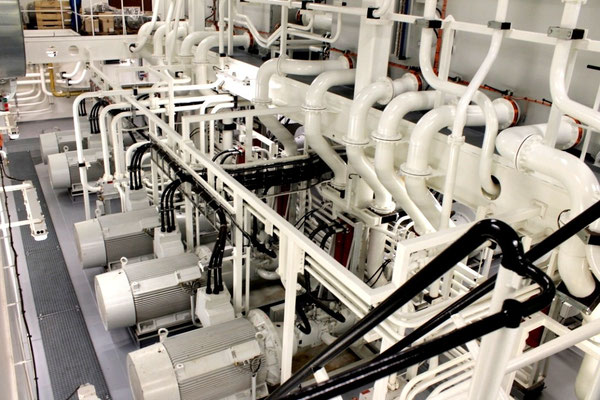 Abbildung 14: Hydraulikpumpen und Verrohrung für das Jackingsystem (Foto Dr. Hochhaus).