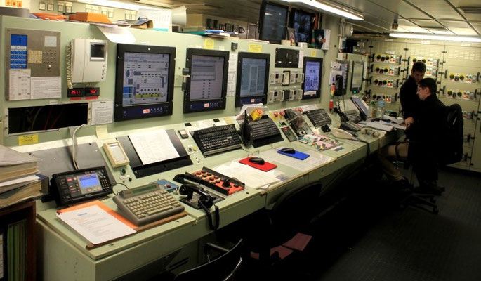 Maschinenkontrollraum, Fahrpult