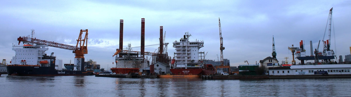 Abbildung 1: Die „Aeolus“ (links) erreichte am 18.2.2014 die Lloyd Werft, bei der bereits die „Bold Tern“ (Mitte links) von Olsen liegt. Ganz rechts am Bremerhavener Offshore Terminal steht die „Thor“ und entlädt Gondeln (Foto Dr. Hochhaus).