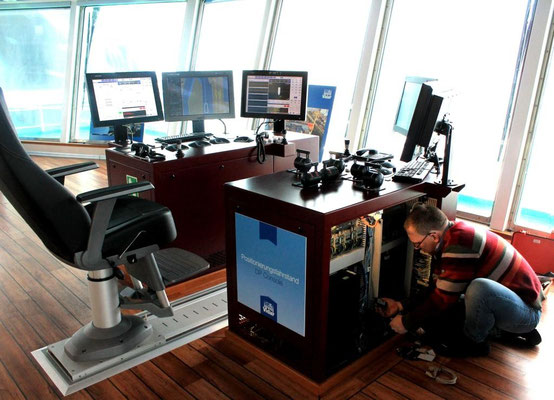 Abb. 10: Brücke, Fahrstand zur dynamischen Positionierung (Foto Dr. Hochhaus).