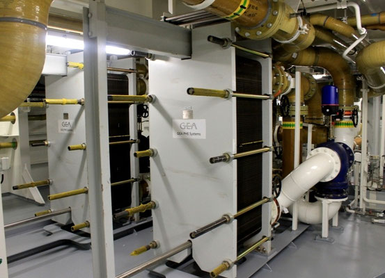 Abbildung 9: Plattenwärmetauscher zur Rückkühlung des Frischkühlwassers (Foto Dr. Hochhaus).