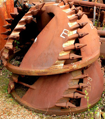 Abbildung 12: Blick auf zwei Schneidköpfe mit auswechselbaren Schneidzähnen aus Spezialstahl (Foto Dr. Hochhaus)
