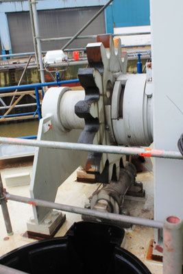 Abbildung 11: Eines der zwei Zahnräder, die das Seewasserrohr vertikal verfahren (Foto Dr. Hochhaus).