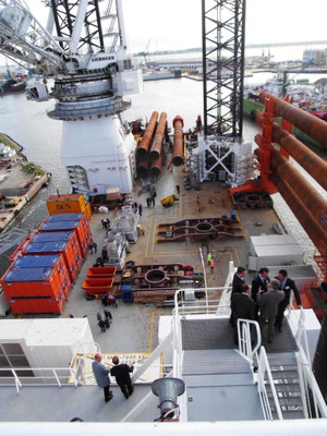Abb. 3:Offshore-Errichterschiff, Blick an Deck und zum Kran der Innovation (Foto Dr. Hochhaus)