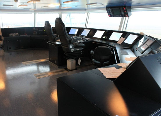 Abbildung 2: Von Interschalt ausgestattetes Brückenpult für den normalen Fahrbetrieb (Foto Dr. Hochhaus)