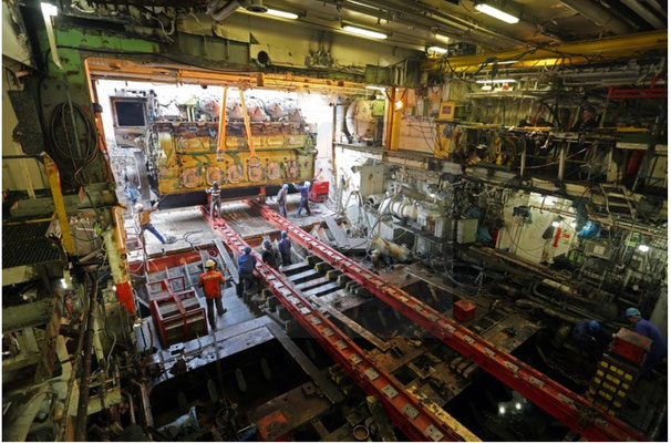 Schienen im Maschinenraum zum Aus- und Einbau der Motoren