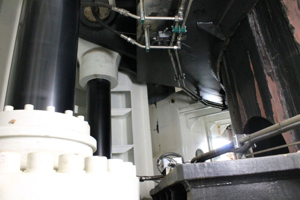 Abb. 13: Jacking-System, die Hubzylinder greifen oben an dem Führungsrahmen an (Foto Dr. Hochhaus).