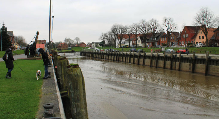 Alter Hafen mit Kran (Foto Dr. Hochhaus)