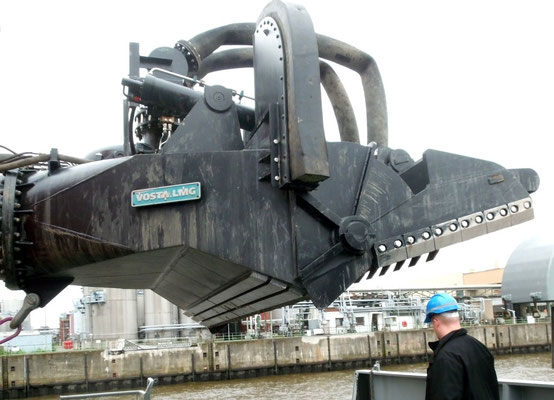 bbildung 11: Blick auf einen Vosta LMG- Saugkopf mit Düsen und Zähnen für einen Hopperbagger (Foto Dr. Hochhaus)