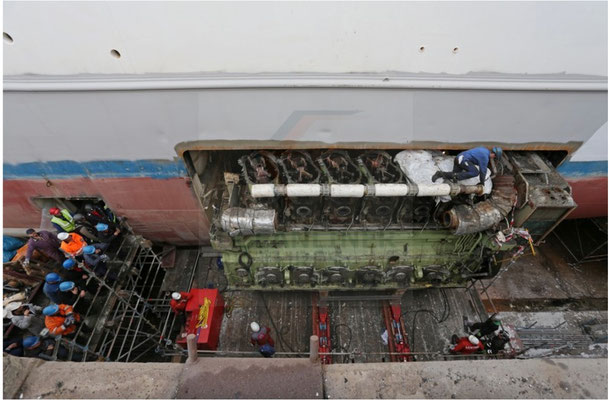 Der Ausbaumotor in der Außenhautöffnung des Maschinenraumes