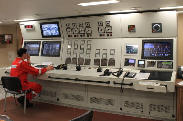 Abb. 11: Der Maschinenkontrollraum befindet sich unter Deck (Foto Dr. Hochhaus).
