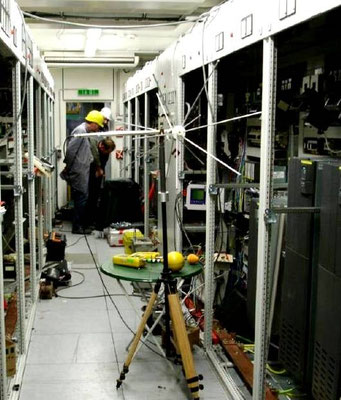Abbildung 6: Installationsarbeiten hinter der Schalttafel im EMV Zentrum Erlangen (Quelle Siemens AG)