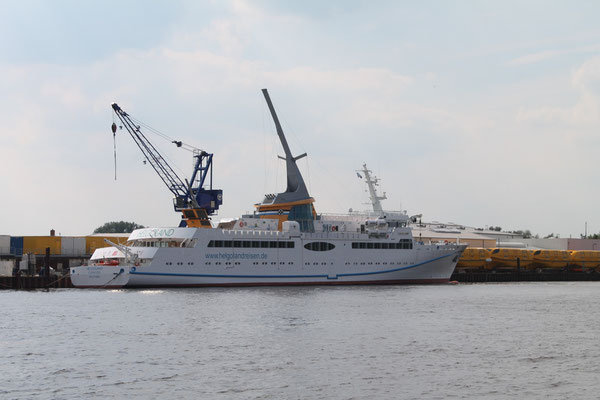 Abb. 1: Der 1. LNG-Neubau unter deutscher Flagge, die Helgoland an der Ausrüstungspier der Fassmer Werft (Foto Dr. Hochhaus)