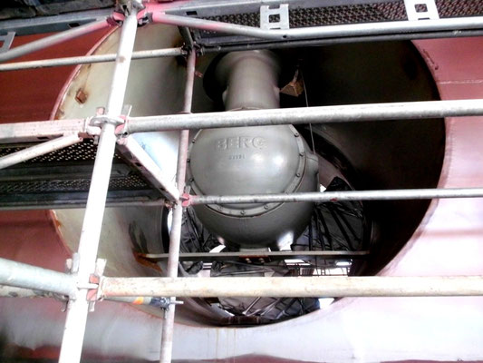 Abbildung 5: Die Propeller der Heckstrahler sind noch verpackt und ohne Schutzgitter vor den Öffnungen (Foto Dr. Hochhaus).