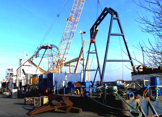 Nostag 10, im Vordergrund einer der Anker