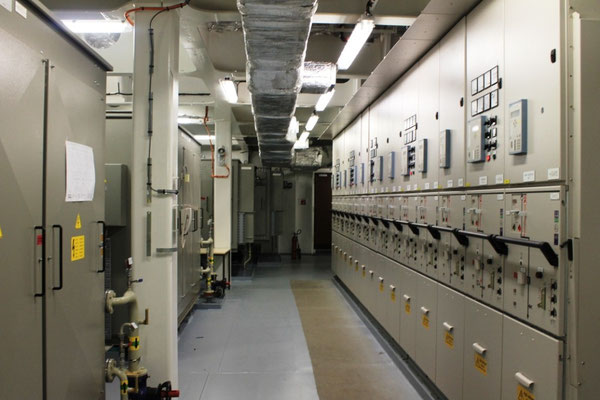 Abbildung 7: Rechts befindet sich eine der zwei 6.600 Volt Mittelspannungs-Schalttafeln, links befinden sich Transformatoren (Foto Dr. Hochhaus).