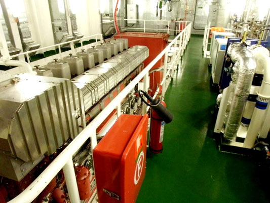 Abb. 4: Vier Schiffs-Dieselgeneratoren erzeugen den Strom (Foto Dr. Hochhaus)