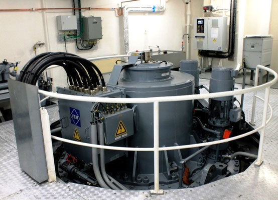 Abb. 12: Abbildung 12: E-Antriebsmotor für einen der vier Ruderpropeller (Foto Dr. Hochhaus).