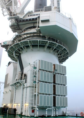 Abb. 14: Blick auf den Kran mit integriertem Hubbein und 8 der 16 Luftkühler (Foto Dr. Hochhaus).(Foto Dr. Hochhaus).