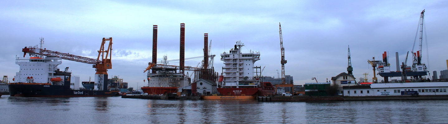 Abb. 16: Die „Aeolus“ (links) erreichte am 18.2.2014 die Lloyd Werft, bei der bereits die „Bold Tern“ (Mitte links) von Olsen liegt. Ganz rechts am Bremerhavener Offshore Terminal steht die „Thor“ und entlädt Gondeln (Foto Dr. Hochhaus).