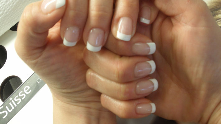 Schöne gepflege Nägel und Hände mit French-Manicure, im Nagelstudio Mauri Beauty in Mehlsecken, Reiden. Nähe Dagmersellen, Wikon, Brittnau, Strengelbach, Zofingen, Oftringen, Rothrist