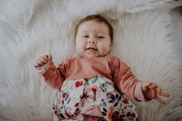Kleines Babymädchen lacht