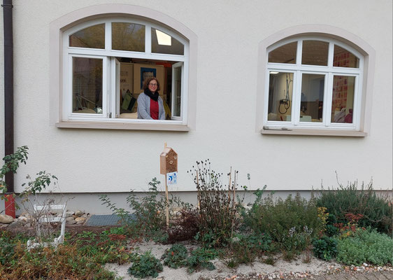 Fr. Strecker und die Schwalbenplakette an dem Insektenhotel