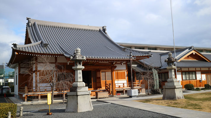 本堂と裏手の建物は中央仏教学院（ 本願寺派僧侶養成専門校）