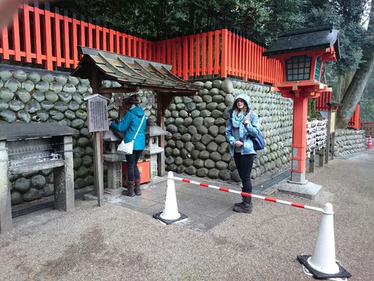 伏見稲荷神社「おもかる石」の祈願占い