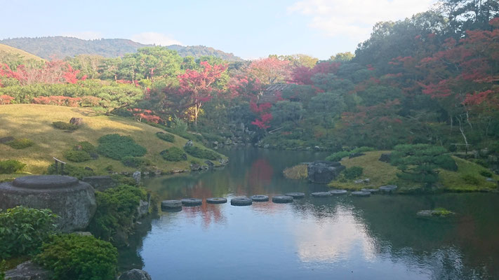 築山式の池泉回遊式庭園 若草山借景