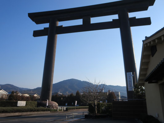 大神神社鳥居　拝見の山は三輪山（ご神体）