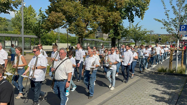 Gemeinschaftsorchester mit dem Symphonischen Blasorchester Dromersheim und der Musikvereinigung Gaulsheim zum Binger Winzerfestumzug (10.09.2023)