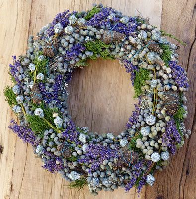 Herbstlicher Naturkranz mit Zapfen, Datteln, Lavendel, Eukalyptus und Wacholder.