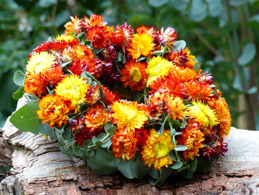 Strohblumenkranz mit orangenen Strohblumen und Eukalyptus