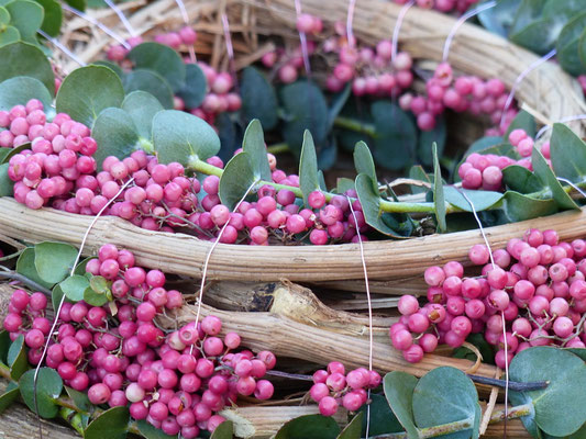 Weinrebenkranz mit rosa Pfefferbeeren und Eukalyptus