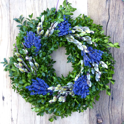 Buchsbaumkranz mit Weidenkätzchen und Lavendelblüten