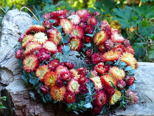 Strohblumenkranz mit aprikosen Strohblumen und Eukalyptus
