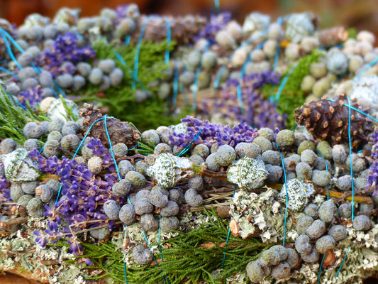 Herbstlicher Naturkranz mit Zapfen, Datteln, Lavendel, Eukalyptus und Wacholder.