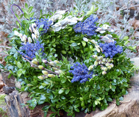 Buchsbaumkranz mit Weidenkätzchen und Lavendelblüten