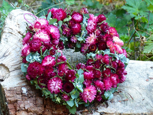 Strohblumenkranz mit dunkelpinken Strohblumen und Eukalyptus