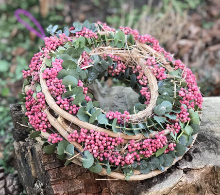 Weinrebenkranz mit rosa Pfefferbeeren und Eukalyptus
