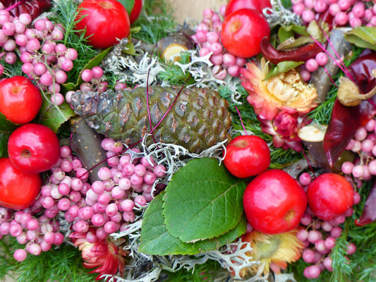 Winterlicher Naturkranz mit Zieräpfeln und Zapfen