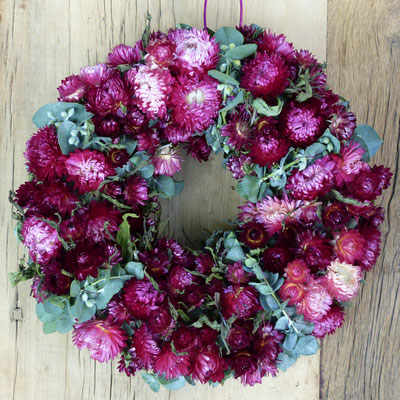 Strohblumenkranz mit dunkelpinken Strohblumen und Eukalyptus