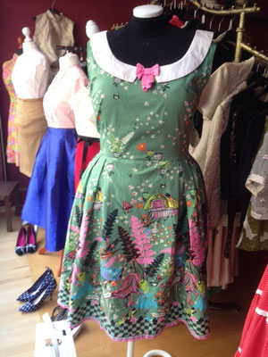 Kleid im 50er Jahre Stil