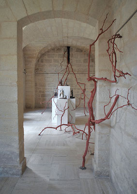 Cellules, 2018. Installation mix-medias (principalement bois et céramique) Longueur 12 mètres x Hauteur 4 mètres