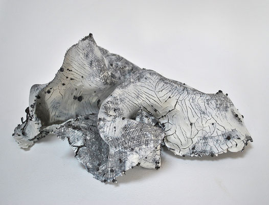 O.S., 2018. Porcelaine, métal. 30x32x14cm